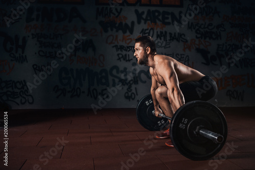 Obraz na płótnie Muscular men lifting deadlift w salonie