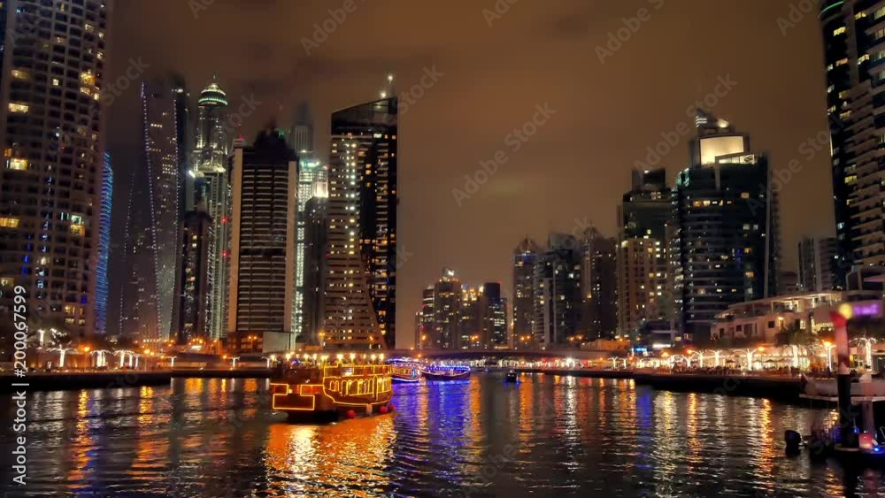 Dubai Marina nachts, Zeitraffer Video mit Skyline und Booten Dubai Marina nachts, Zeitraffer Video mit Skyline und Booten