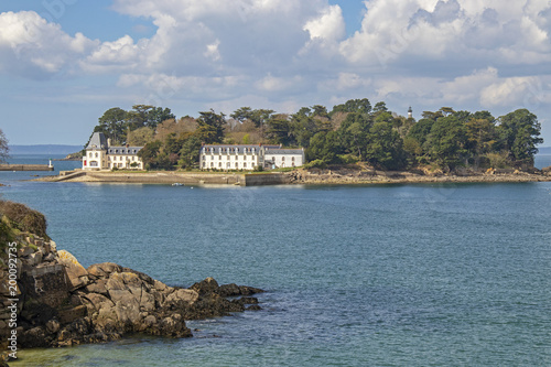 Douarnenez. L’île Tristan vue depuis port Rhu, Finistère, Bretagne, France photo