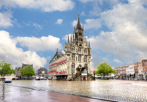 Tableau sur toile Gouda Town Hall on market square, Netherlands