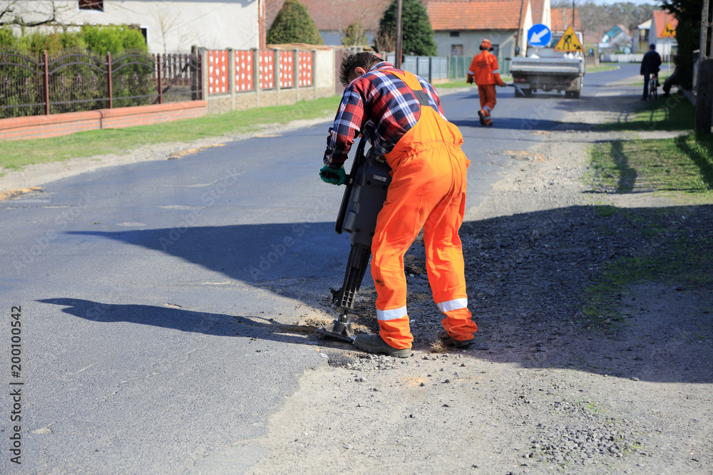 Roboty drogowe z młotem pneumatycznym, łatanie dziur.