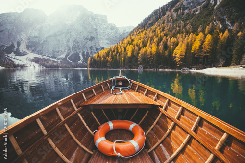 Tradycyjna łódź wiosłowa na jeziorze w Alpach jesienią