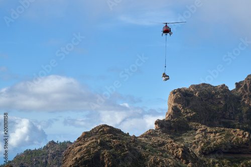 Hubschrauber bringt junge Kieferpflanzen auf den Roque Nublo