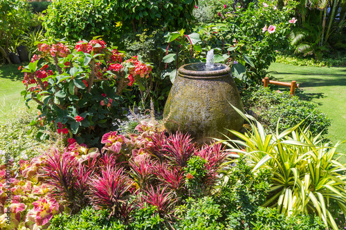 Gartengestaltung. Schöne Gartenbrunnen in einem Paradiesgarten. photo