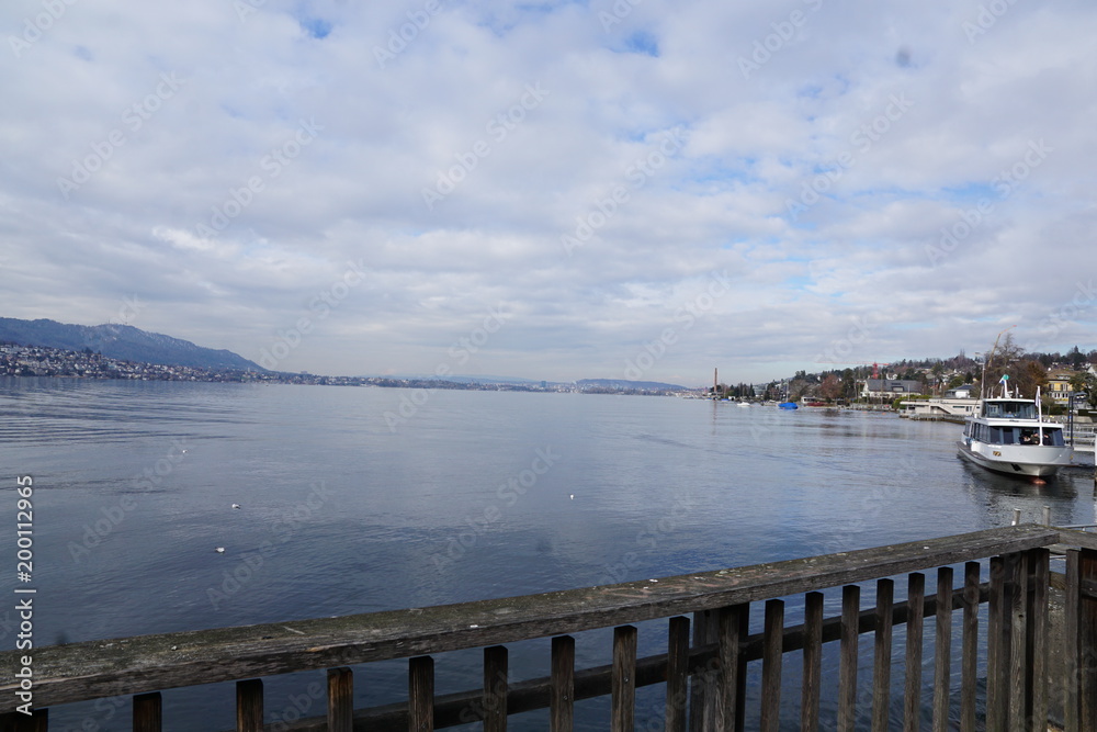 Küste und Strand in Küsnacht im Kanton Zürich in der Schweiz auf der Goldküste mit dem Blick nach Horgen, Rüschlikon und Thalwil Küste und Strand in Küsnacht im Kanton Zürich in der Schweiz auf der Goldküste mit dem Blick nach Horgen, Rüschlikon und Thalwil