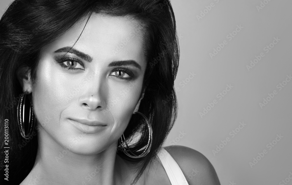 Obraz premium Black and white portrait of a beautiful young woman with sensual look. Clear skin, light makeup