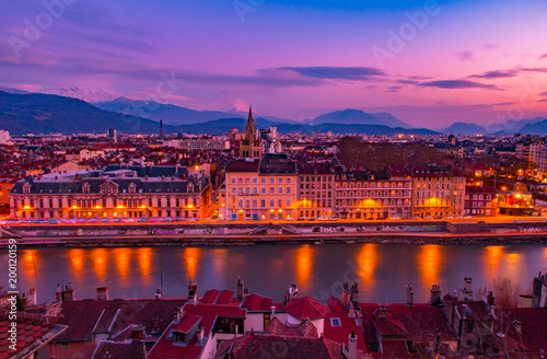 Grenoble au crépuscule
