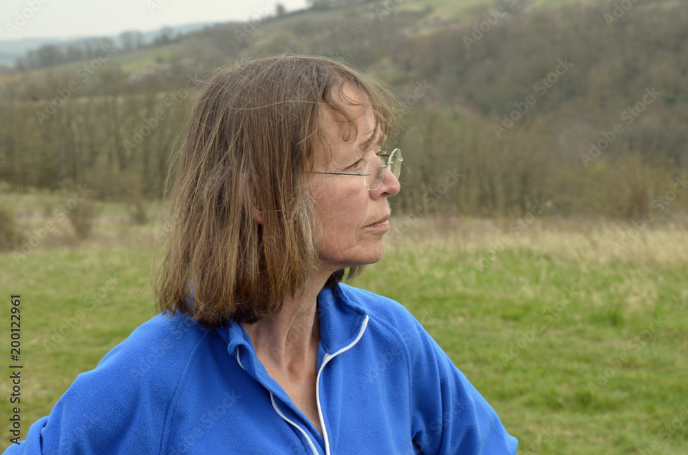 Naklejka premium frauenportrait in landschaft