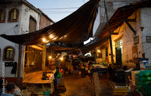 Markt am Abend mit Lichtern überdacht mit Planen, Marktstand, Händler, Verkauf, Ende, dunkel, Valle de Bravo, Mexiko