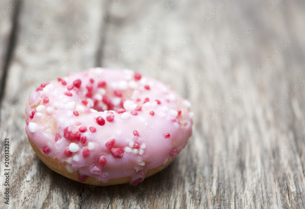 gros plan sur un donuts rose gros plan sur un donuts rose