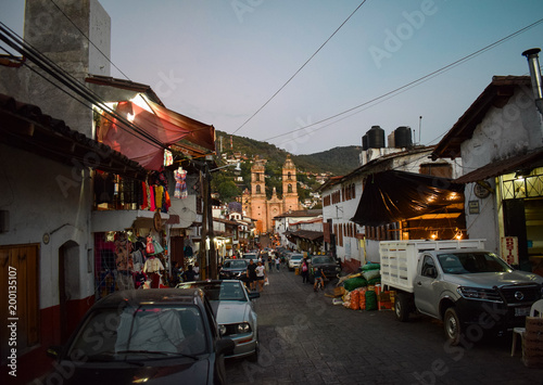 Aussicht auf beleuchtete Kirche vom Markt aus am Abend, vom Markt aus, Valle de Bravo, Mexiko, Pueblo Magico