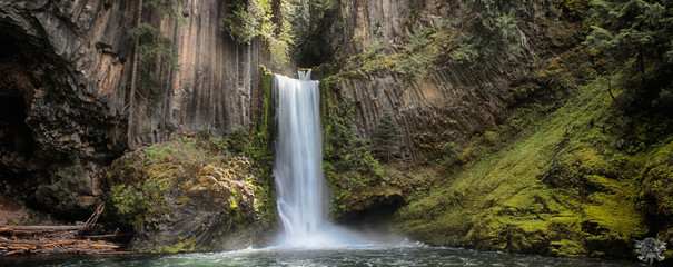 Wandcirkels Olijfgroen Tokatee waterval tussen groene bossen  © RudiBega