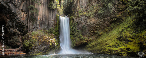 Fototapeta Naklejka Na Ścianę i Meble -  Tokatee Falls