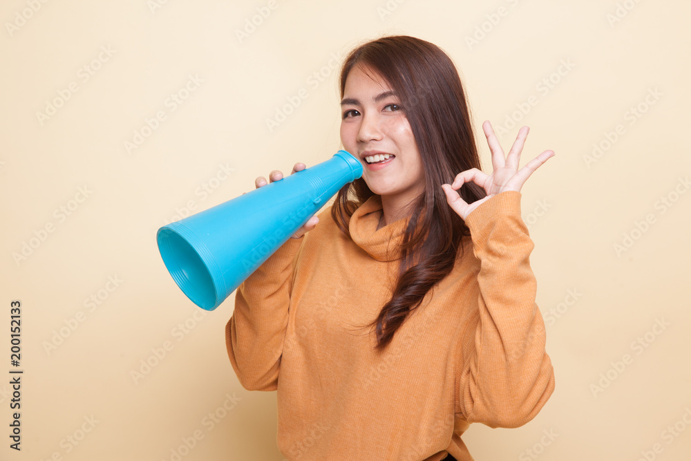 Naklejka premium Beautiful young Asian woman show OK announce with megaphone.
