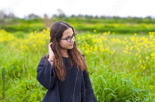 Yeşillik ve çiçeklerin önünde kız çocuğu, bulanık arka plan, sağ  tarafta boşluk, photo
