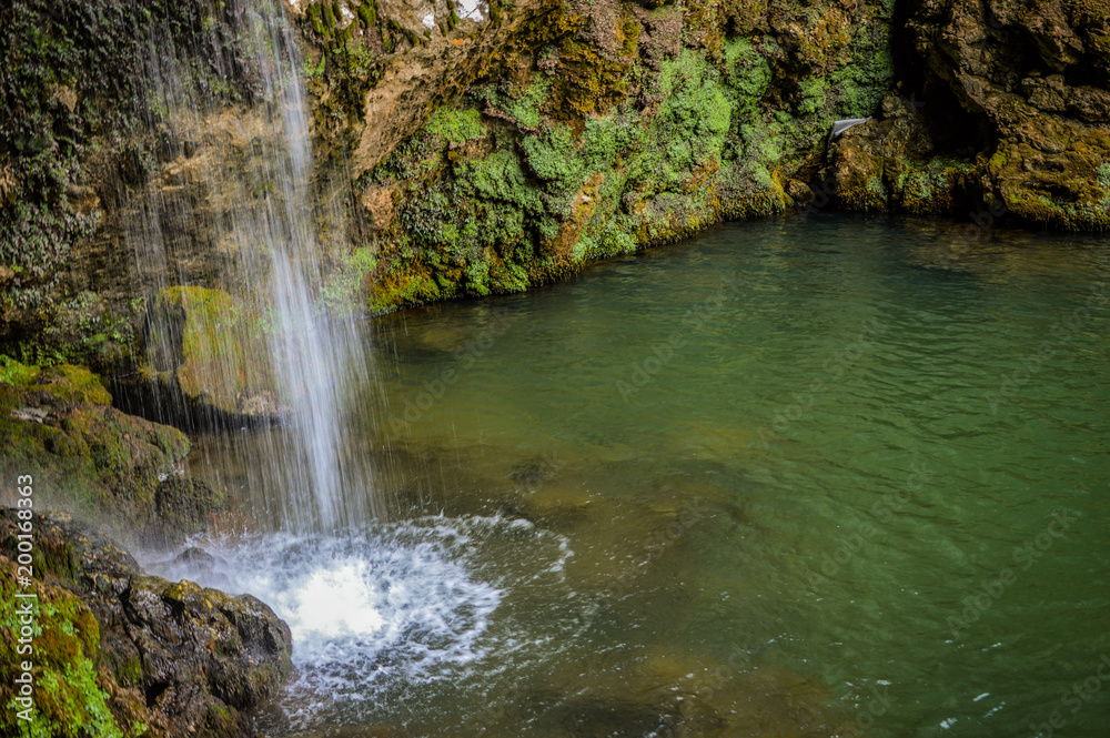 Fototapeta premium Staw z małym wodospadem