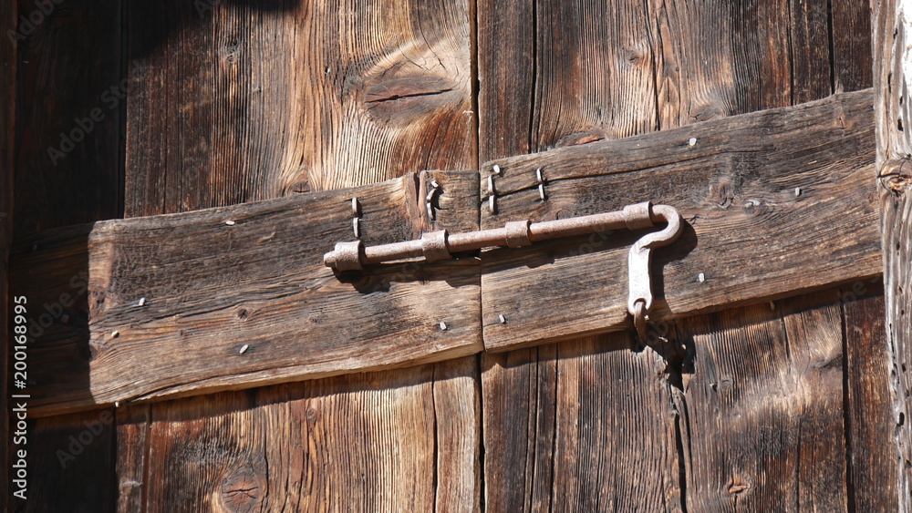 Chiavistello porta antica in legno Stock Photo
