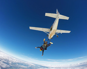 Fotobehang Luchtsport Tandem skydive avontuur boven wolken  © Mauricio G