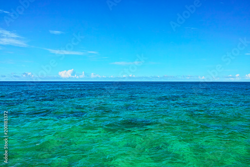 真夏の宮古島、来間島のプライベートビーチの前に広がるエメラルドグリーンの海 