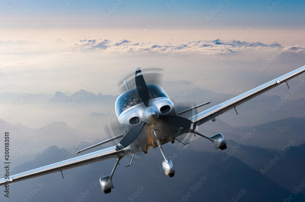 Naklejka premium Prywatny lekki samolot lub samolot leci na tle góry. Koncepcja podróży VIP