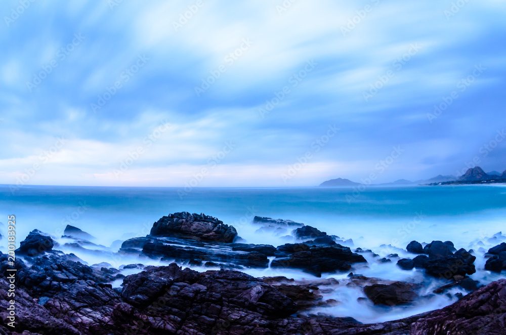 Obraz premium Scenics from the beaches of the sea of cortez, where the desert meets the sea, Baja California sur Mexico.