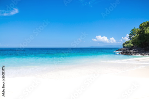Fototapeta Naklejka Na Ścianę i Meble -  Tropical sand beach and ocean with crystal water in Bali