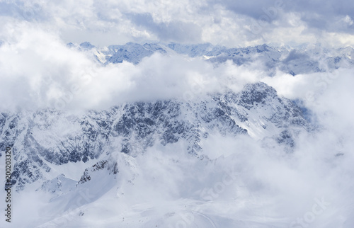 Blick auf die wunderschönen Berge der schneebedeckten Alpen © Maglido-Photography