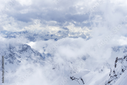 Blick auf die Berge und Täler der schneebedeckten Alpen 