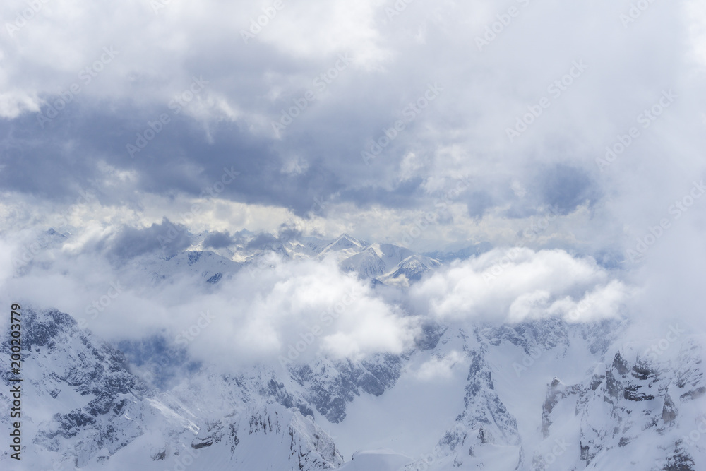 Blick auf die wunderschönen Berge der schneebedeckten Alpen 