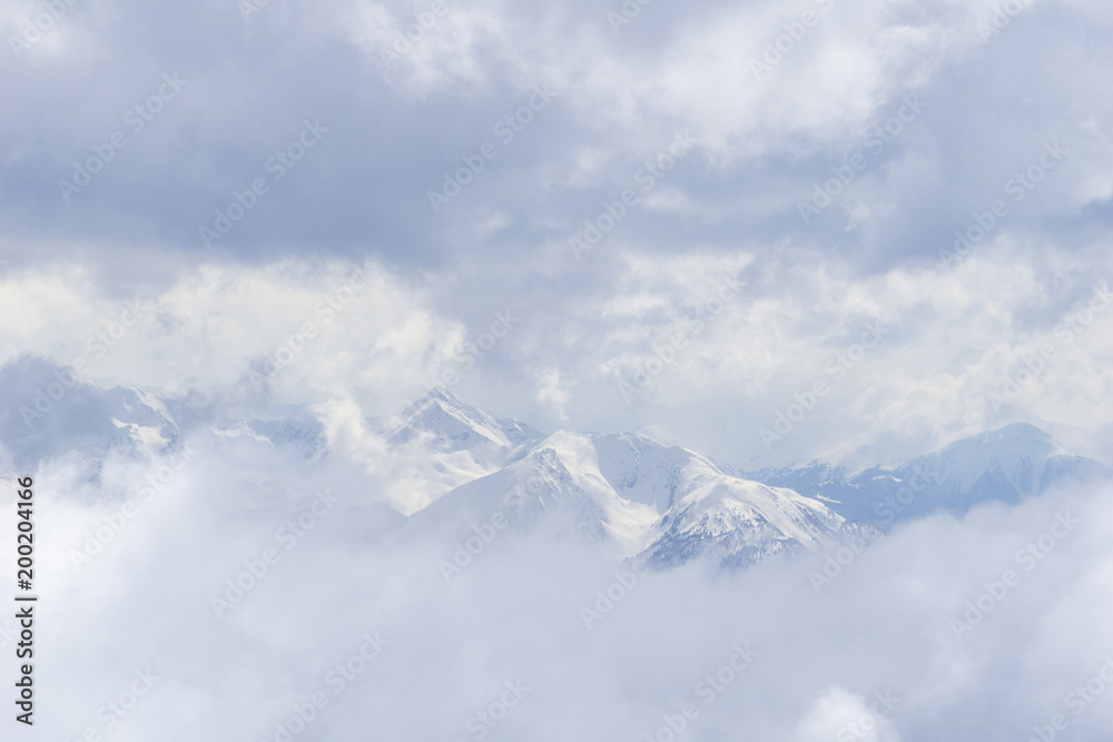 Die riesigen schneebedeckten Berge der bayrischen Alpen Die riesigen schneebedeckten Berge der bayrischen Alpen