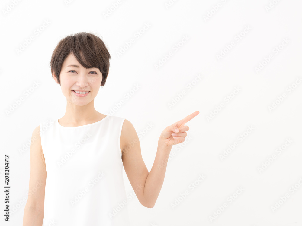 指差す女性 指差す女性