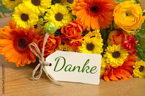 Blumen und Karte: Danke