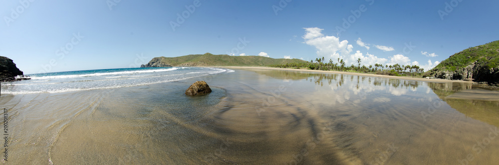 Obraz premium Scenics from the beaches of the sea of cortez, where the desert meets the sea, Baja California sur Mexico.