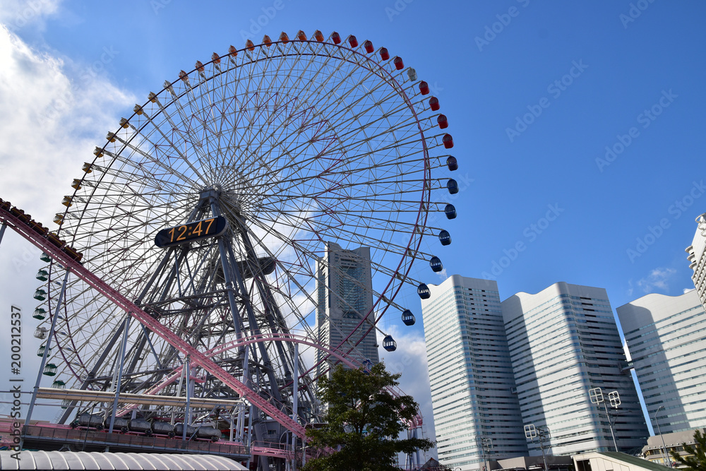 Scene of the high-rise building of the city where it was fine and the building of the Ferris wheel