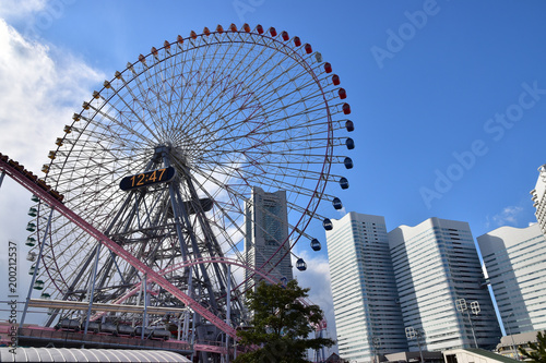 Scene of the high-rise building of the city where it was fine and the building of the Ferris wheel
