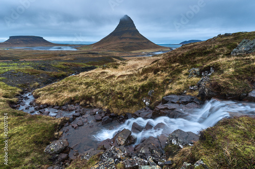 Islanda, la terra dei vichinghi. Il monte Kirkjufell con cascata e torrente © GDFineArtFactory