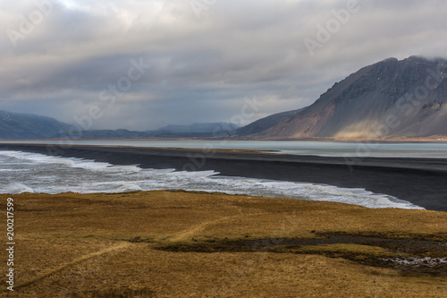 Islanda, la terra dei vichinghi. Paesaggio con montagna, laguna e oceano. © GDFineArtFactory