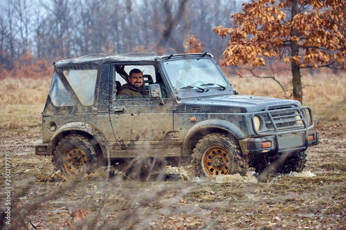 Offroad car in mud © Xalanx