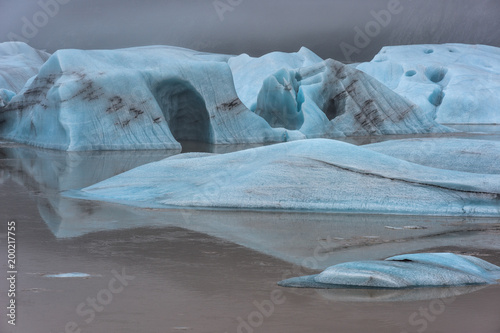 Islanda, la terra dei vichinghi. Iceberg galleggianti nella baia dei ghiacci.