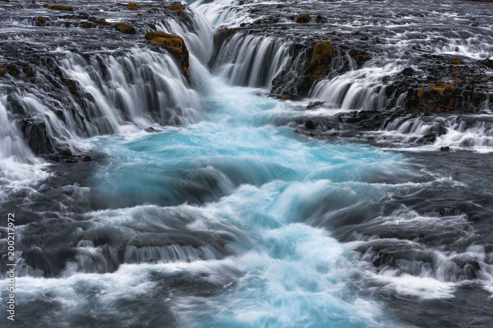 Islanda, la terra dei vichinghi. La cascata Bruarfoss, con spuma di ghiaccio. Islanda, la terra dei vichinghi. La cascata Bruarfoss, con spuma di ghiaccio.