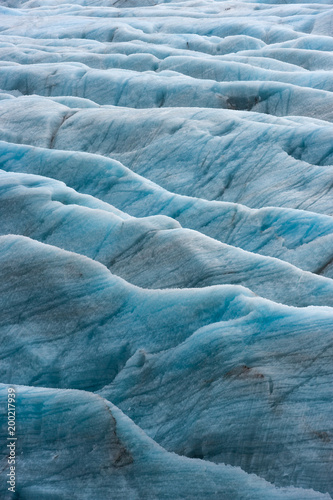 Islanda, la terra dei vichinghi. Onde di ghiaccio azzurro in un ghiacciaio perenne. photo