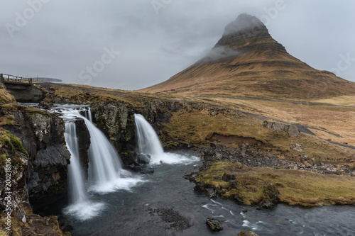 Islanda  la terra dei vichinghi. Panorama del monte Kirkjufell con cascate e torrente