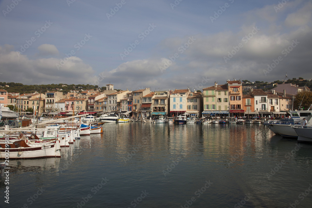 Francia,il paese di Cassis e il porto turistico.