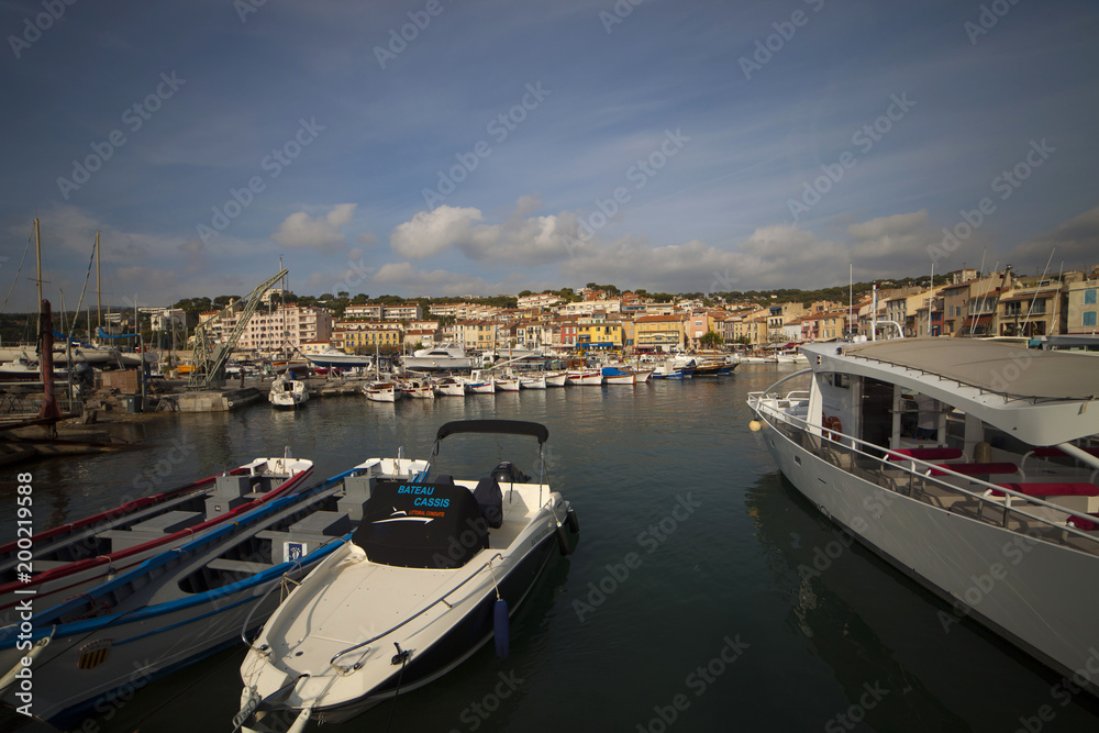 Francia,il paese di Cassis e il porto turistico.