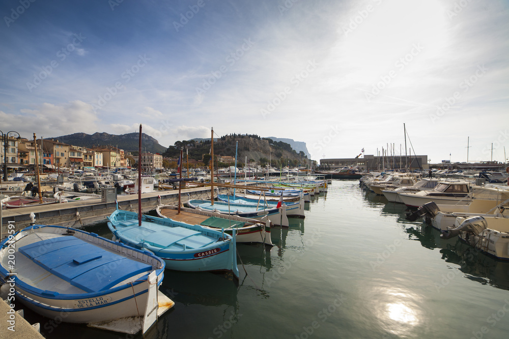 Obraz premium Francia,il paese di Cassis e il porto turistico.