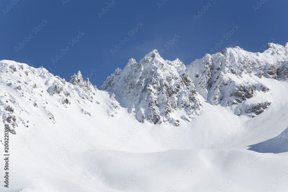 Naklejka premium montagnes enneigées au soleil