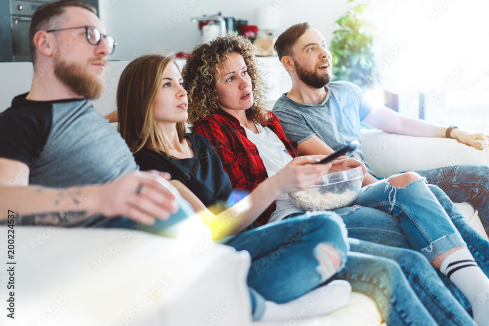 Obraz premium Friends watching tv