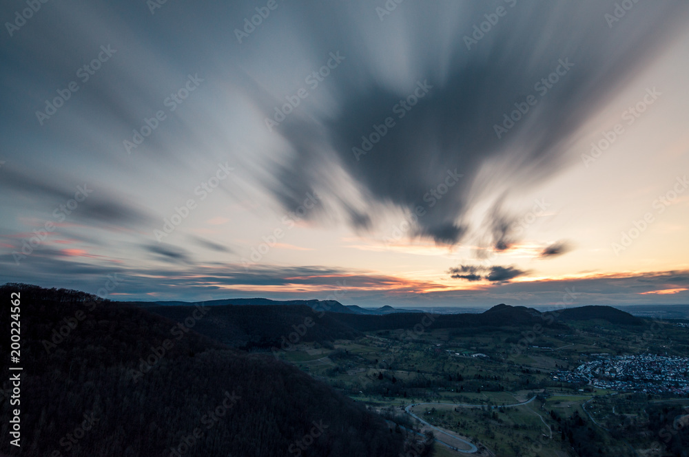 Langzeitbelichtung der Wolken auf der Schwäbischen Alb zum Sonnenuntergang