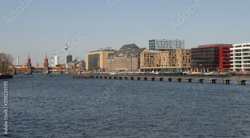 Berliner Spreepanorama mit Oberbaumbrücke und Osthafen