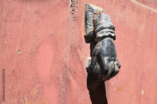 Detalle de pomo de metal en puerta de madera antigua